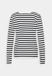 Langärmliges Oberteil mit einem schwarz-weißen horizontal gestreiften Muster, rundem Ausschnitt und weichem Baumwollmaterial.