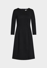 Μαύρο φόρεμα με στρογγυλή λαιμόκοψη και μακριά μανίκια. Εφαρμοστό μπούστο με ραφές και αέρινη φούστα σε σχήμα Α. Κλείσιμο με φερμουάρ στο πλάι.