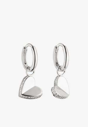 Silberne herzförmige Ohrringe mit polierter Oberfläche und Kristallakzenten. Das Design verfügt über eine kleine Creolen-Befestigung.