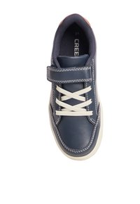 Sneaker in pelle blu navy con lacci bianchi, cinturino a strappo e dettagli di cucitura a contrasto. Punta arrotondata e suola texturizzata. Taglia 31.