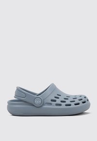 Helleblaue Kunststoff-Clogs mit ausgeschnittenen Belüftungslöchern, einer runden Zehenpartie, einem Riemen hinten und einem markierten Knopfdetail. Glattes, leichtes Design.