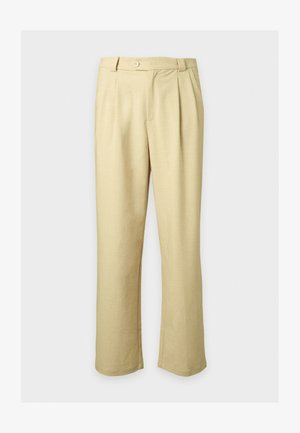 Beige gerade geschnittene Hose mit vorderen Falten, Knopfverschluss und Gürtelschlaufen, vor einem einfarbigen hellen Hintergrund gezeigt.