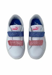 Sneakers bianche con cinturini in velcro glitterati blu e rosa, collo imbottito e foderatura interna blu, con logo Puma sulla linguetta e sulla suola.