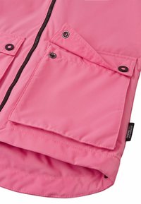 Giacca rosa brillante con chiusura a zip, dotata di due tasche con pattina, rinforzate con bottoni neri e un'etichetta impermeabile sull'orlo.