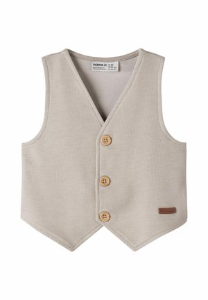 Beige strikket småbarnsvest med tre treknapper og en liten brun merkelapp nederst til høyre.