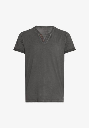 T-shirt gris à manches courtes en tissu doux, doté d'un col en V avec trois boutons ronds marron et des ourlets de manches roulés.