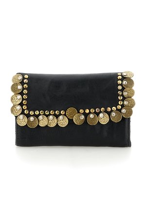 Clutch in pelle nera decorato con dischi martellati dorati e borchie lungo i bordi della patta, caratterizzato da un emblema logo rotondo al centro.