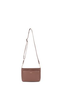 Borsa a tracolla in pelle marrone con superficie texture, scomparti con doppia zip e dettagli in metallo dorato. Tracolla regolabile.