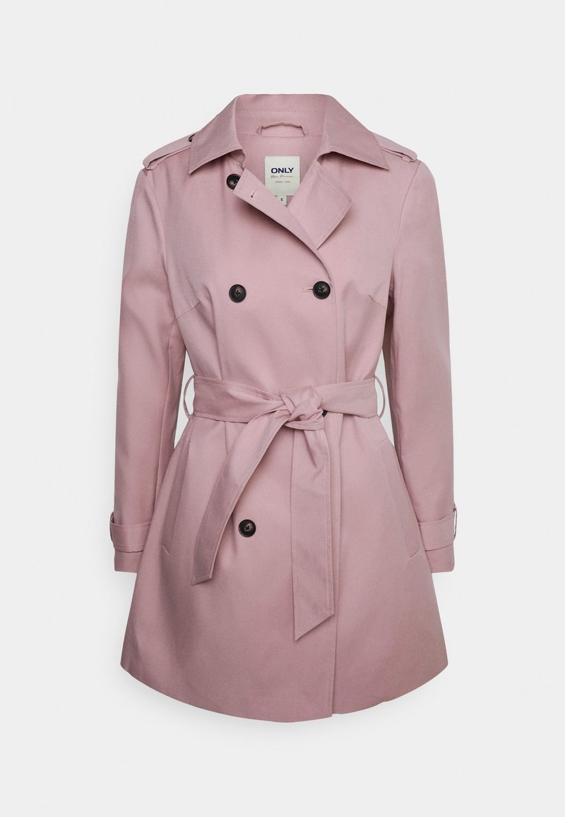 Trench-coat rose clair à double boutonnage avec des boutons noirs, un large col, des pattes d'épaule et une ceinture en tissu nouée à la taille.