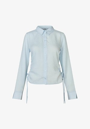 Chemise boutonnée bleu clair à manches longues, en tissu texturé, à rayures verticales, avec des liens latéraux ajustables et un col classique.