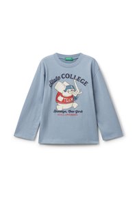 Helleblaue Langarmbluse mit einem Cartoon-Elefanten, der einen Football-Helm trägt, und dem Text "State College Team Brooklyn, New York Still Awesome".