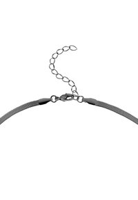 Collier en chaîne en argent métallisé avec un design texturé et flexible et un fermoir en aérophagie, doté d'une chaîne ajustable pour une variation de longueur.