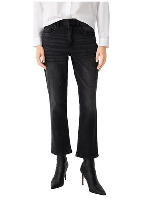 Jean noir en denim avec une coupe droite, cinq poches et une texture légèrement délavée, associés à des bottines à talons aiguille noires.