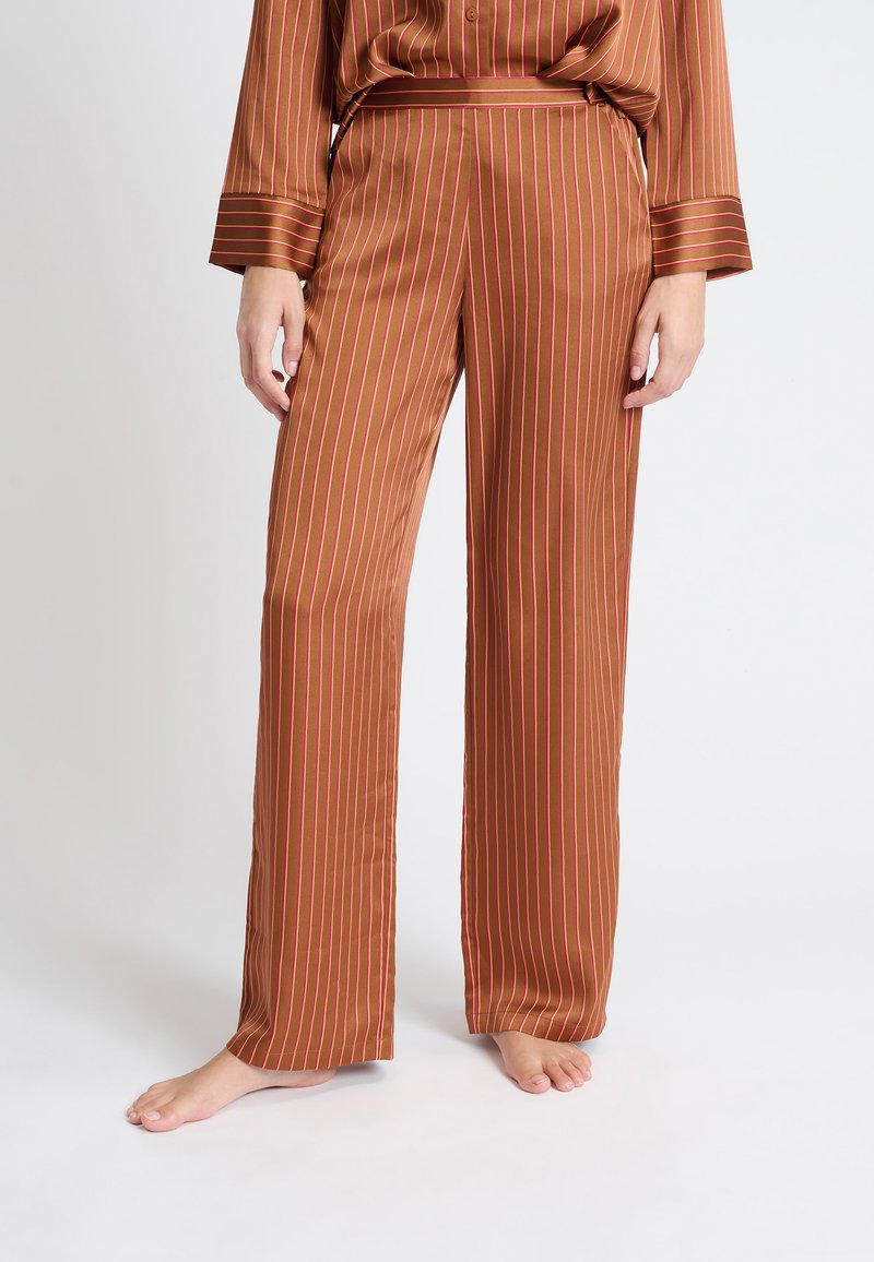 Bruine satijnen broek met wijde pijpen en verticale rode strepen, voorzien van een elastische tailleband en een gladde, glanzende textuur.