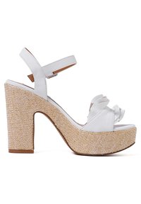 Sandales plateformes blanches avec talon en jute tissé. Dotées d'une bride à la cheville et de volants décoratifs sur la zone des orteils. Tige en cuir lisse.