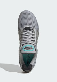Szare buty sportowe z teksturowaną siateczkową cholewką, podszewką z wyściółką i turkusowymi akcentami. Posiadają wiązany design i logo na języku.