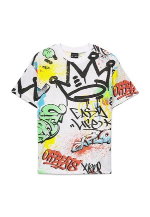 T-shirt bianca a maniche corte con design in stile graffiti colorato, tra cui una corona nera, la scritta "EASY LIFE", "OFFBEATS" e schizzi di vernice verdi, rossi e blu.