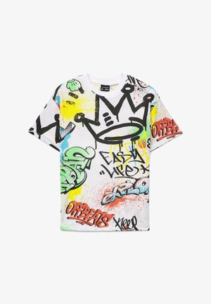 T-shirt bianca a maniche corte con design in stile graffiti colorato, tra cui una corona nera, la scritta "EASY LIFE", "OFFBEATS" e schizzi di vernice verdi, rossi e blu.