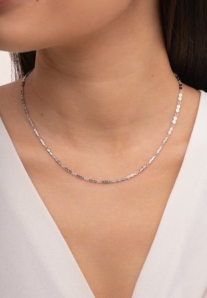 Silberne Halskette mit einem zarten, flachen Oval-Gliederdesign. Die Kette ist glatt, mit einer glänzenden Oberfläche, und liegt elegant auf der Haut.