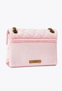 Wytłaczana torebka z różowego aksamitu z klapką, złotym łańcuchem i brązową tabliczką z logo. Kompaktowy prostokątny kształt i miękka tekstura.