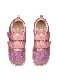 Sneakers viola con texture e dettagli rosa, doppie cinghie in velcro e suola in gomma arrotondata. Parte superiore in rete leggera per la traspirabilità.