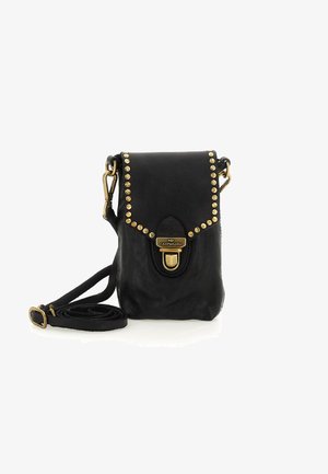 Borsa a tracolla in pelle nera con patta, borchie dorate lungo la parte superiore e chiusura dorata. Include una tracolla regolabile per un facile trasporto.