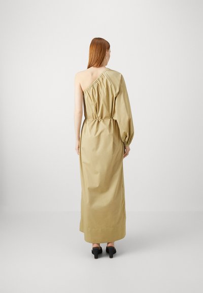 Asimetrinė alyvmedžio žalia suknele su viena trumpa rankove, prigludusia juosmeniu ir laisvu audiniu. Yra raukšlėta iškirptė ir elegantiškas dizainas.