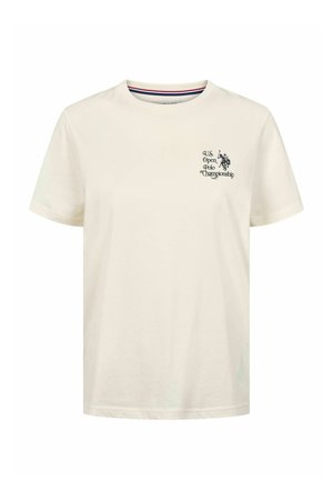 Pehmelt valge lühikeste varrukatega ümmarguse kaelusega t-särk, millel vasakul rinnal väike must tekst "U.S. Open Polo Championship" ja polomängija logo.