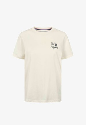 Pehmelt valge lühikeste varrukatega ümmarguse kaelusega t-särk, millel vasakul rinnal väike must tekst "U.S. Open Polo Championship" ja polomängija logo.