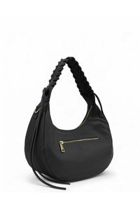 Sac à main en cuir noir avec une forme courbée, une surface texturée, une bandoulière tressée et une poche zipp ée à l'avant ornée d'accents métalliques dorés.