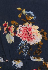 Tecido floral com um fundo azul-marinho e padrões intrincados de flores rosa, douradas e azuis. Textura leve e macia com cintura elástica.