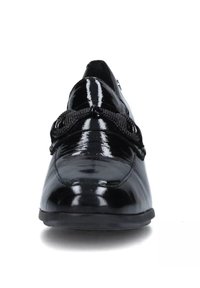 Scarpa in vernice nera con punta arrotondata, caratterizzata da una suola piatta e lacci decorativi sul davanti per un tocco in più.