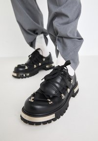 Koi Footwear HIDDEN IN SOLITUDE MENS DOUBLE TONGUE LACE UP SHOES - Sapatos de atacadores - black