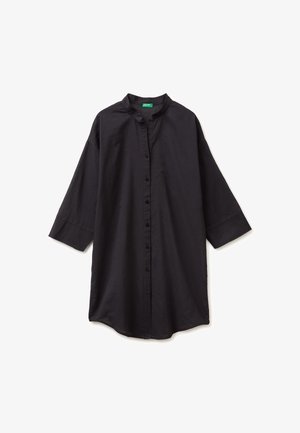 Robe chemise noire à manches longues avec boutons, col mandarin et coupe ample, présentée à plat sur fond blanc.