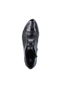 Stivale alla caviglia nero con punta lucida in vernice, tomaia in pelle, tre accentuazioni metalliche con fibbie e zip laterale. Texture liscia complessiva.