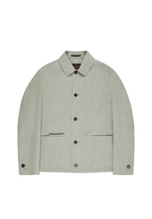 Chaqueta de color gris claro con botones, cuello, dos bolsillos delanteros y mangas largas con botones en los puños, mostrada sobre fondo blanco.