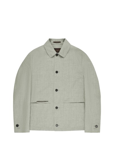 Jasnoszara kurtka zapinana na guziki z kołnierzem, dwoma przednimi kieszeniami oraz długimi rękawami zakończonymi guzikami, przedstawiona na białym tle.