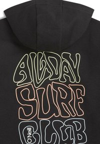 Juodas džemperis su gaubtu, ant kurio yra didelis, spalvingas tekstas „ALWAY SURF CLUB“, sukurtas sluoksniuotos pastelinės spalvos žaismingu, banguotu šriftu.