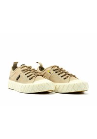 Beige Leinensneakers mit einer strukturierten, cremefarbenen Gummisohle im Diamantmuster, Schnürdesign und schwarzen Ösen.