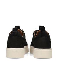 Sneakers neri in suede con finitura texturizzata, suole in gomma crema e linguette sul tallone. Design low-top con una silhouette elegante.
