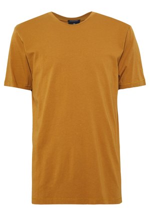 Camiseta de algodón para hombre lisa de color mostaza con manga corta, cuello redondo y ajuste regular, mostrada sobre fondo blanco.