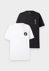 Zwei Baumwoll-T-Shirts: eines weiß mit einem schwarzen, kreisförmigen Grafikdesign und Text, und eines schwarz mit vertikalem weißen Text. Kurze Ärmel und Rundhalsausschnitt.