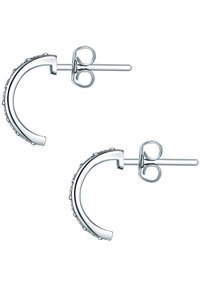 Pendientes de aro de plata con un diseño curvado, adornados con pequeñas cuentas y un cierre de respaldo seguro.