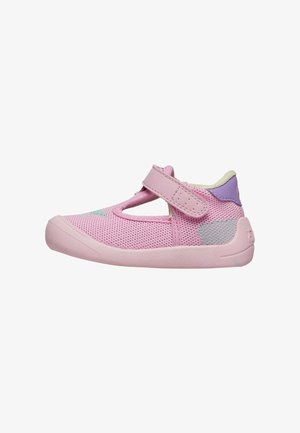 Rosa Mesh-Schuh mit einem Klettverschluss, runder Zehenpartie und grauen Akzenten. Verfügt über ein perforiertes Design für Atmungsaktivität. Leicht und flexibel.