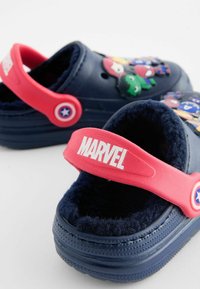 Granatowe klapki z różowym paskiem z logo "MARVEL", miękkim wnętrzem i kolorowymi akcentami postaci superbohaterów.