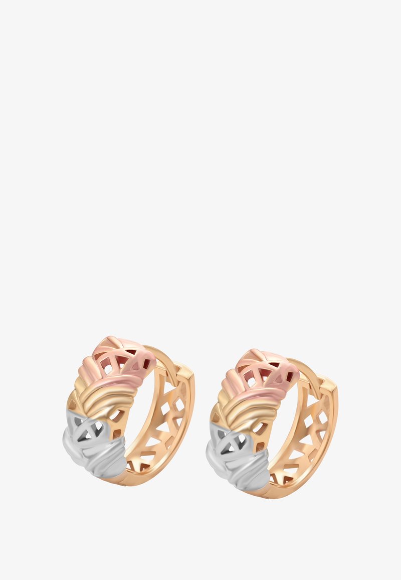 Zlaté kruhové náušnice s zložitými výrezovými vzormi a skrútenými prúžkami v ružovom zlate, žltom zlate a strieborných povrchových úpravách.