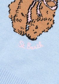 Tessuto tricot azzurro chiaro con un design di un orsetto marrone. Include la scritta "St Barth" ricamata in rosa sotto l'orsetto. Texture morbida.