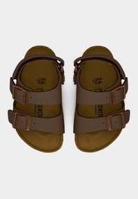 Καφέ δερμάτινα σανδάλια για νήπια με δύο ρυθμιζόμενους λουράκια με αγκράφα και λουράκι πίσω στον αστράγαλο, με μαλακό μαξιλαρωμένο πάτο, μέγεθος 24.