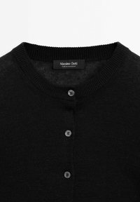 Schwarze Strickjacke mit rundem Ausschnitt, ausgestattet mit einem gerippten Kragen und fünf Knöpfen vorne. Hergestellt aus weichem, strukturiertem Stoff.