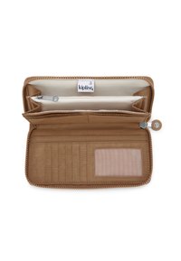 Portafoglio in tessuto marrone con scomparto con zip, slot per carte e finestra trasparente per l'ID. Presenta un'etichetta con logo all'interno e una texture liscia.